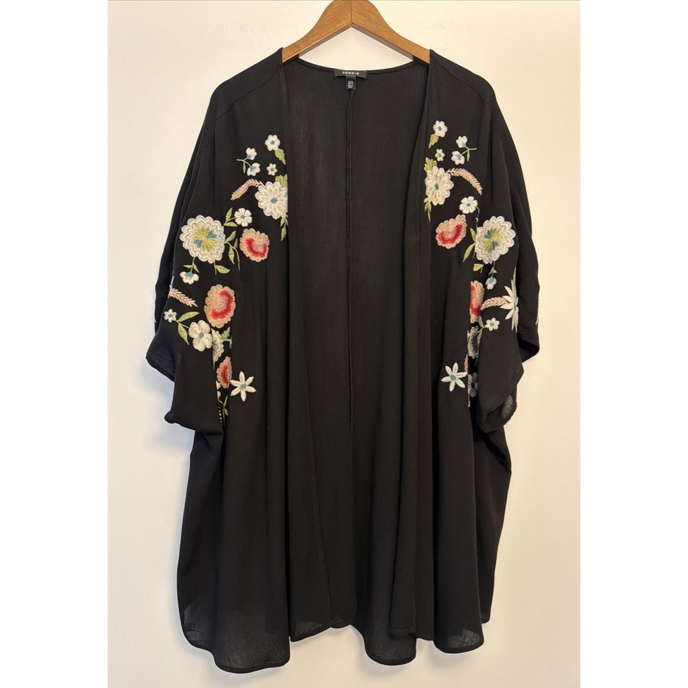 TORRID Gauze Floral Kimono Size 3/4 Black Embroidered Open Cover-Up Resort Artsy